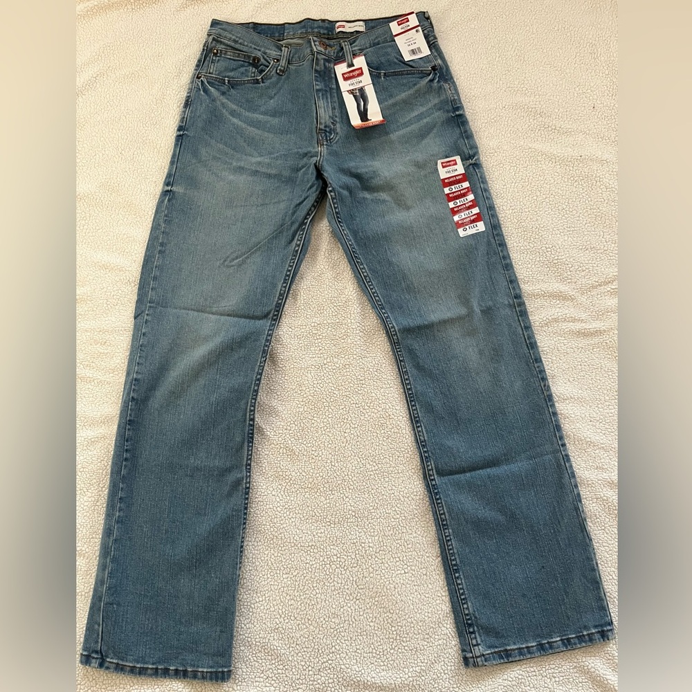 NWT Wrangler Relaxed Fit Bootcut Light Blue Jeans, Size 32x34